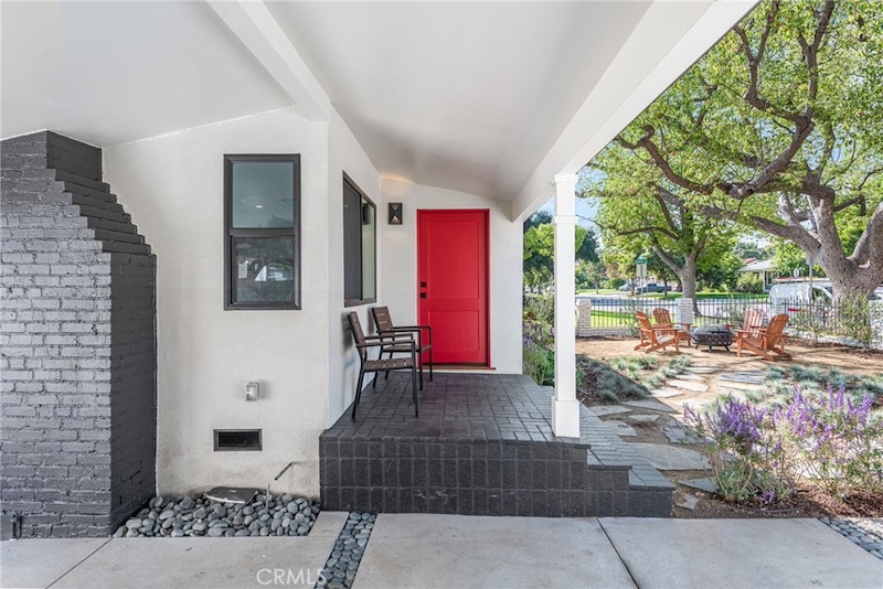 Small Scale Staging with Large Results: Poised to sell on Poinsettia in West Hollywood